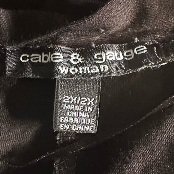 Cable & Gauge - *Plus Size* Black open shoulder blouse w. white trim - Size 2X - Picture 2 of 3